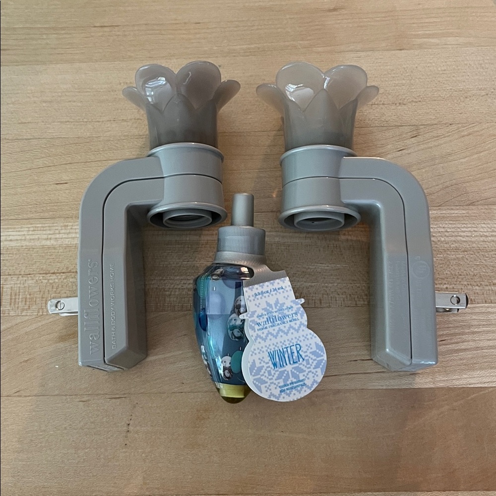 Bath and Body Works-Wallflower Fragrance Refill in Winter w/2 Gray Flower Plugs